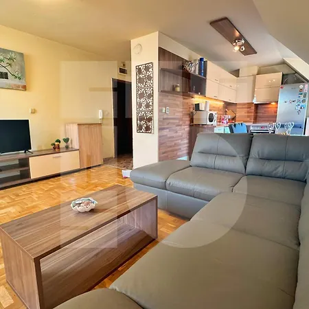 アパート The Highground Hideout